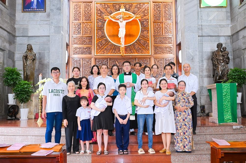 Gx. Vĩnh Hòa - Rửa tội trẻ em ngày 8-9-2025