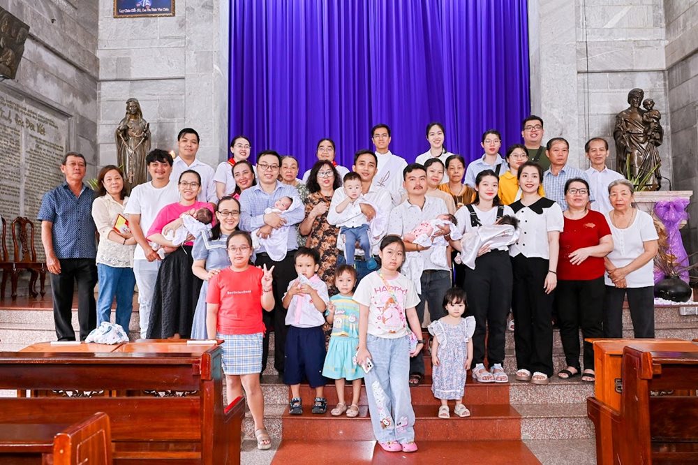 Gx. Vĩnh Hòa: Rửa tội trẻ em ngày 06-04-2025