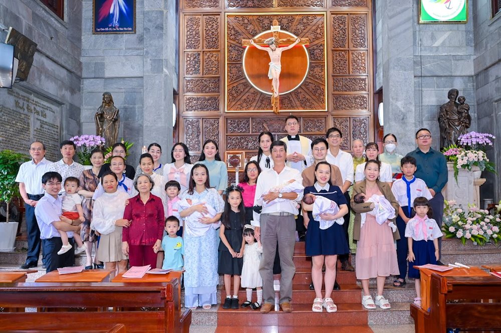 Gx. Vĩnh Hòa - Rửa tội trẻ em ngày 09/11/2025
