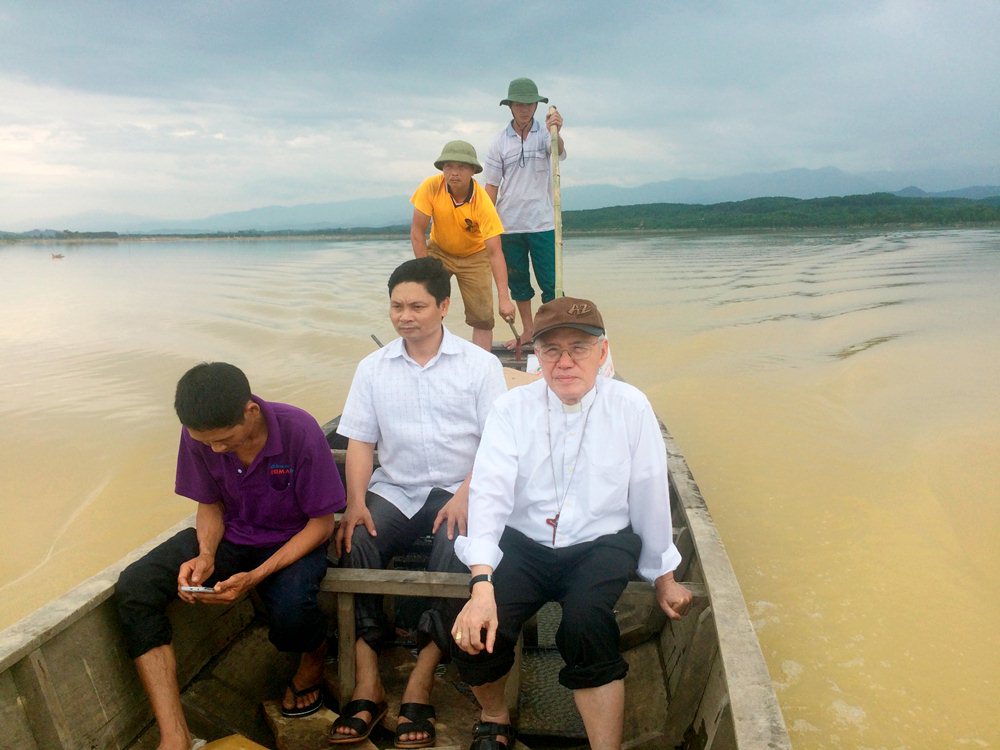 Caritas Việt Nam thăm hỏi và cứu trợ nạn nhân lũ lụt tại giáo phận Vinh