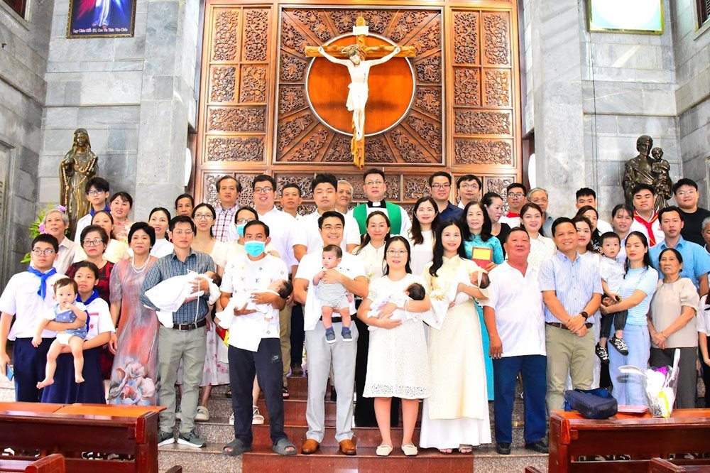Gx. Vĩnh Hòa - Rửa tội trẻ em ngày 05-10-2025