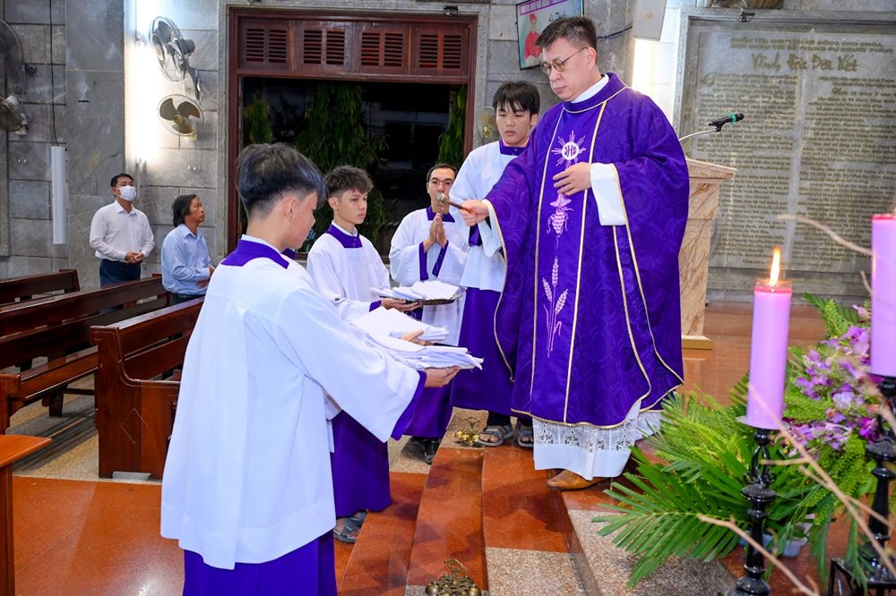 Gx. Vĩnh Hòa - Thánh lễ Phát Tang Đức cố Hồng y Gioan Baotixita Phạm Minh Mẫn